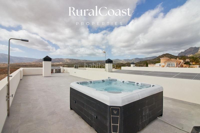 Foto a0f447c0-d446-4d89-abb9-3e187dfa01a2. Chalet  independiente moderno, 3 habitaciones, 3 baños, parcela de 822m2, piscina privada, solárium, vistas a la montaña en Busot