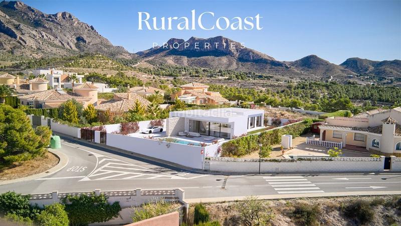 Foto e65478d0-ce0b-4670-90c0-936644d4c3ce. Chalet  independiente moderno, 3 habitaciones, 3 baños, parcela de 822m2, piscina privada, solárium, vistas a la montaña en Busot