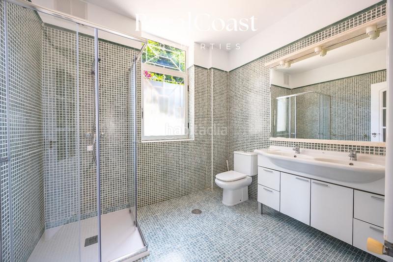 Foto 510038b7-74d0-40ea-a404-2143fe0f4006. Chalet villa exclusiva con licencia de turismo de 4 dormitorios y 4 baños con piscina y vistas al mar y montaña en coveta fumá, el campel en Campello (el)