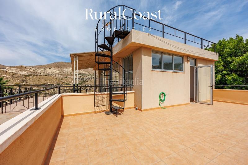 Foto 5a654af9-eb37-48aa-ba32-e78c3464584b. Chalet villa exclusiva con licencia de turismo de 4 dormitorios y 4 baños con piscina y vistas al mar y montaña en coveta fumá, el campel en Campello (el)