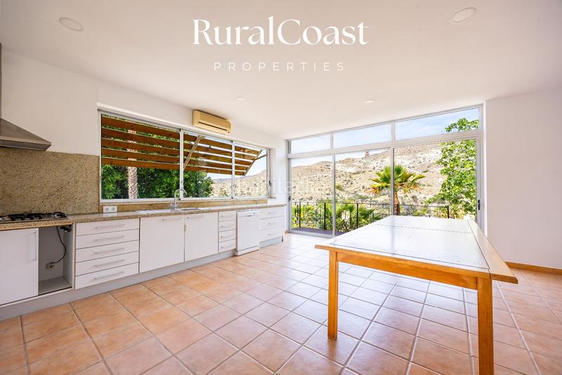 Foto 5d9a2b2a-9e9c-4833-b6ec-ebcd9f44122c. Chalet villa exclusiva con licencia de turismo de 4 dormitorios y 4 baños con piscina y vistas al mar y montaña en coveta fumá, el campel en Campello (el)