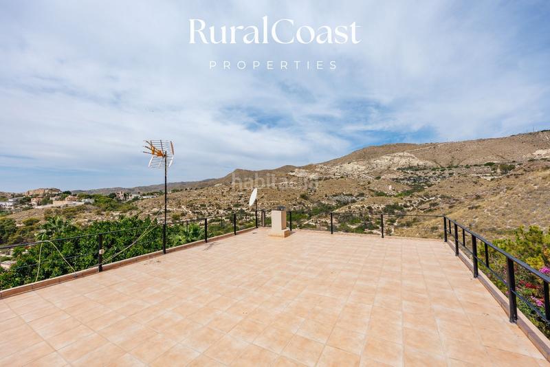 Foto 6f96d8f9-e08d-4563-ba79-c9a6be878c40. Chalet villa exclusiva con licencia de turismo de 4 dormitorios y 4 baños con piscina y vistas al mar y montaña en coveta fumá, el campel en Campello (el)