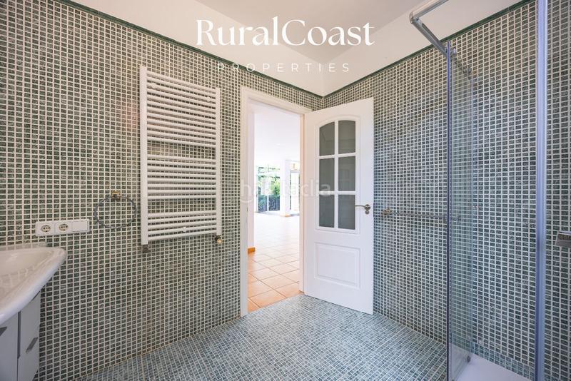 Foto a905ef10-de86-40ac-9589-ee840348ba77. Chalet villa exclusiva con licencia de turismo de 4 dormitorios y 4 baños con piscina y vistas al mar y montaña en coveta fumá, el campel en Campello (el)