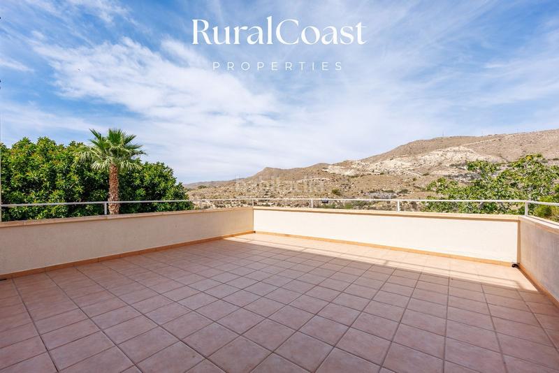 Foto cf08bbc2-e356-4d29-b6b4-dabf24f89bb1. Chalet villa exclusiva con licencia de turismo de 4 dormitorios y 4 baños con piscina y vistas al mar y montaña en coveta fumá, el campel en Campello (el)