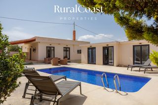 Chalet  Parrals. Villa moderna, 5 habitaciones, 3 baños, piscina, trastero y aire