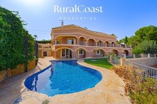 Xalet a Busot. Excepcional villa familiar con 6 dormitorios y piscina privada e