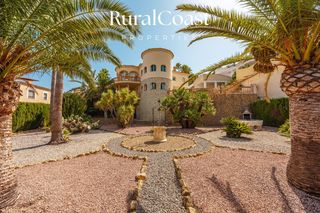 Chalet  Serra bernia. Villa mediterránea con piscina, vistas al mar y parcela de 1.300
