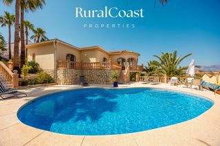 Chalet  Serra bernia. Villa mediterránea con piscina, vistas al mar y parcela de 1.300