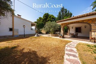 Chalet  Calle riu vinalopó. Chalet independiente, parcela 3500m2, 331m2, 5 habitaciones, 3 b