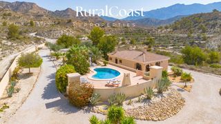 Chalet  La puerta. Estupenda finca autosuficiente con 21.517 m, piscina y privacida