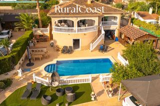 Chalet  Castellers. Chalet independiente, parcela 879m2, 4 habitaciones, 3 baños, te
