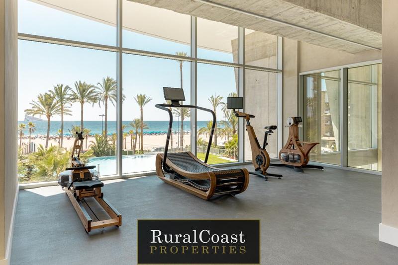 Foto c315f761-d61a-4b76-846f-6f401f8366d8. Piso elegante piso en 1ra línea de playa . 2 habitaciones. 2 baños. piscina infinity y espectaculares vistas al mar en Benidorm