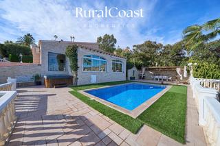 Chalet in Pueblo Español-Coveta Fumá. Encantadora villa con vistas al mar en coveta fumá, el campello