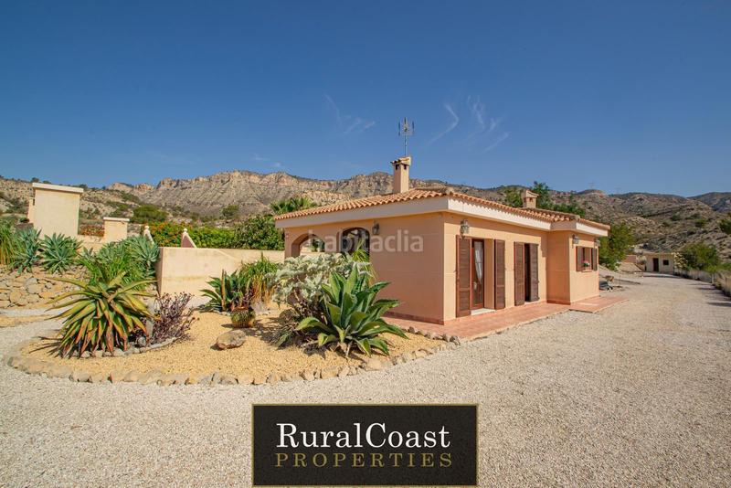 Foto f85651be-26b2-4878-8479-2a1d1224258b. Chalet encantador chalet rústico independiente de 110 m2 con una parcela rustica de 21517 m2, 1 habitación, piscina y vistas a la montañ en Xixona