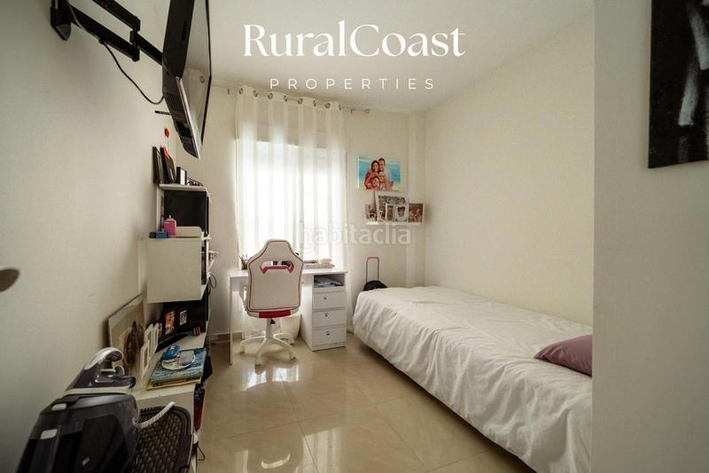 Foto b798b7f6-e169-40b8-ac24-e926fd253367. Casa chalet adosado reformado, 184m2, 4 habitaciones, 2 baños, aa, calefacción, piscina, el campello. en Campello (el)