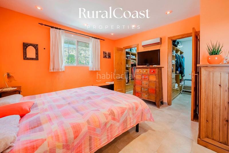 Foto aea4f674-4438-48d0-8182-8d5583e49ccb. Chalet  independiente, terreno rústico de 14.518 m, 265 m construidos, 2 plantas, 5 dormitorios, 2 baños, piscina. en Xixona
