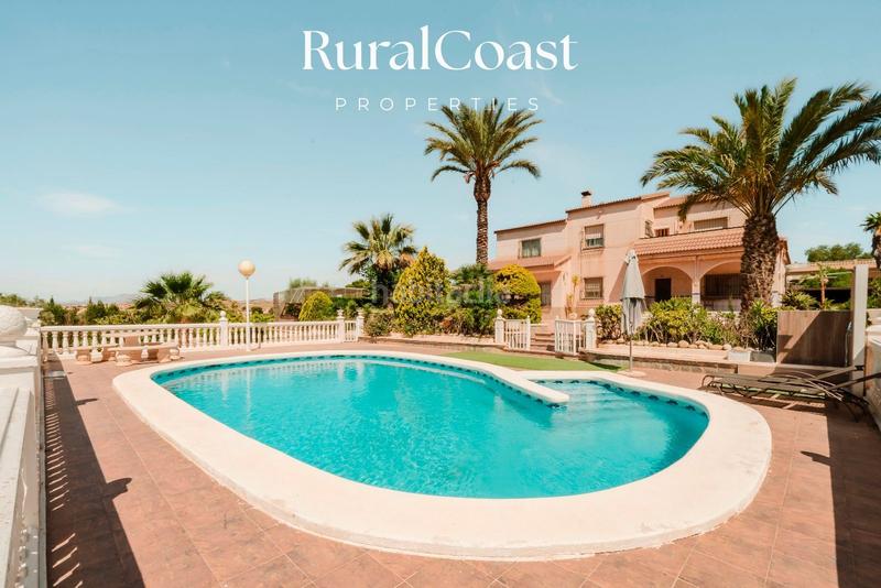 Foto 08cbb5a2-c464-4ffd-b4df-6beef1f67570. Chalet finca exclusiva con vistas abiertas, olivos centenarios y cercanía al mar en elche rural en Elche / Elx