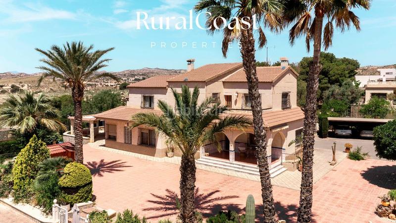 Foto 48c8db93-71e3-4c3e-8ac5-129be511f55f. Chalet finca exclusiva con vistas abiertas, olivos centenarios y cercanía al mar en elche rural en Elche / Elx