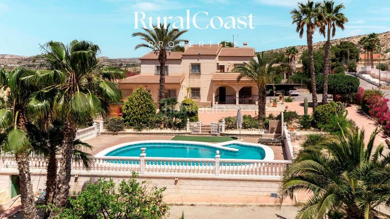 Foto 5b4e3886-b4ea-4d36-91c1-b2f262c1b32a. Chalet finca exclusiva con vistas abiertas, olivos centenarios y cercanía al mar en elche rural en Elche / Elx