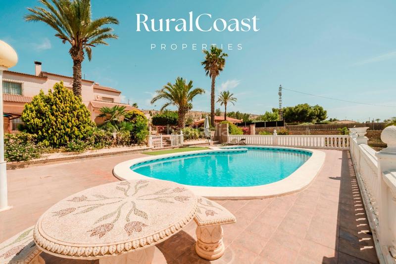 Foto 631e314d-b526-4ed7-8dd4-e5d482b63264. Chalet finca exclusiva con vistas abiertas, olivos centenarios y cercanía al mar en elche rural en Elche / Elx