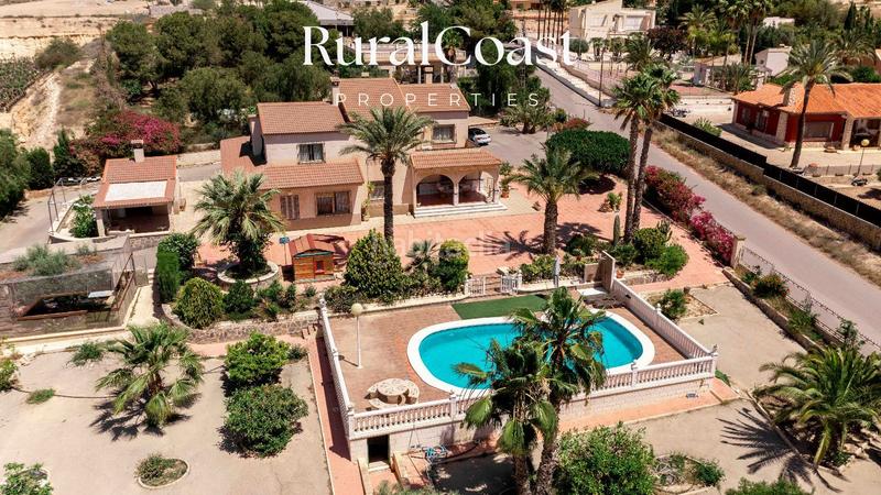 Foto 640bbf1e-6482-4a11-891d-f1798b8c768e. Chalet finca exclusiva con vistas abiertas, olivos centenarios y cercanía al mar en elche rural en Elche / Elx
