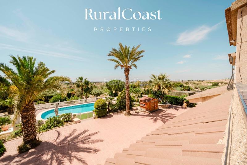 Foto 6d6087a3-2934-45f0-b3fd-c4596d623f11. Chalet finca exclusiva con vistas abiertas, olivos centenarios y cercanía al mar en elche rural en Elche / Elx