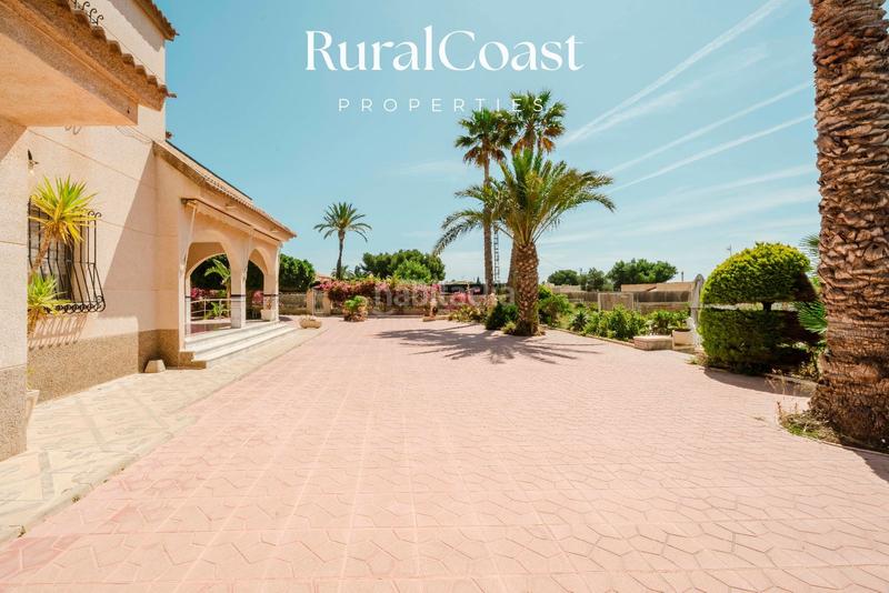 Foto 7cfe2d2e-df3c-4109-85ae-ea777fdd4cd2. Chalet finca exclusiva con vistas abiertas, olivos centenarios y cercanía al mar en elche rural en Elche / Elx