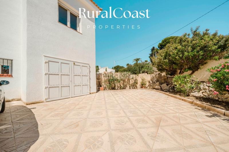Foto 2e3d77a7-f1e8-4cce-9853-72ca35168c30. Chalet  independiente, 937m2 parcela, 5 habitaciones , 3 baños, piscina, vistas al mar en Campello (el)