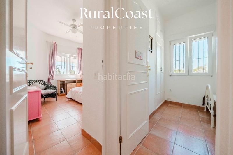 Foto 746b0d6b-bc9d-4c9d-a61d-fc46bc1a2c48. Chalet  independiente, 937m2 parcela, 5 habitaciones , 3 baños, piscina, vistas al mar en Campello (el)