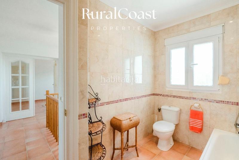 Foto d4f28ad1-aa1f-4eab-840b-fdaab664e070. Chalet  independiente, 937m2 parcela, 5 habitaciones , 3 baños, piscina, vistas al mar en Campello (el)