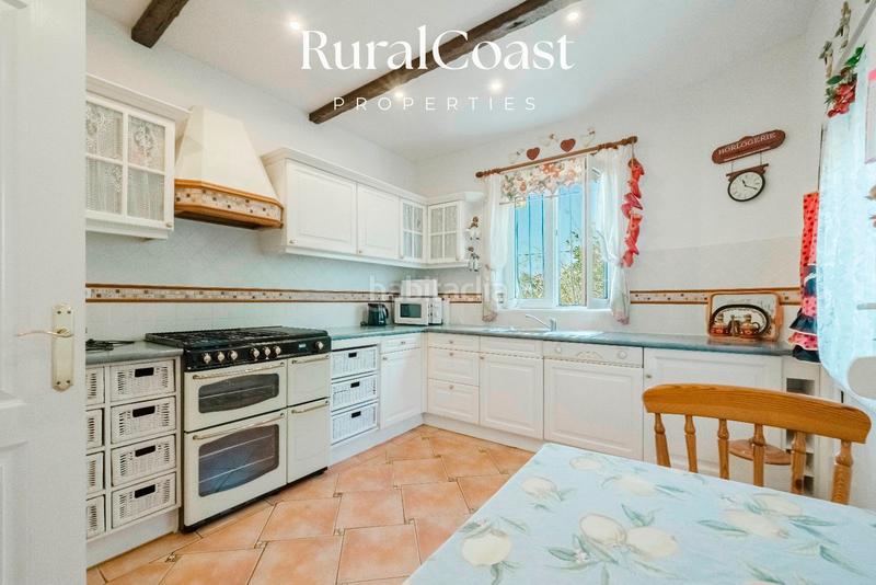 Foto d9855440-b998-4c02-972a-0fa4e483b3b8. Chalet  independiente, 937m2 parcela, 5 habitaciones , 3 baños, piscina, vistas al mar en Campello (el)