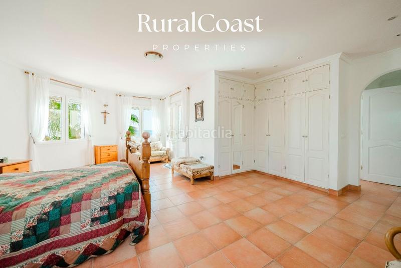 Foto d9ee3935-ac9d-441b-a111-1fe6bd864d1c. Chalet  independiente, 937m2 parcela, 5 habitaciones , 3 baños, piscina, vistas al mar en Campello (el)