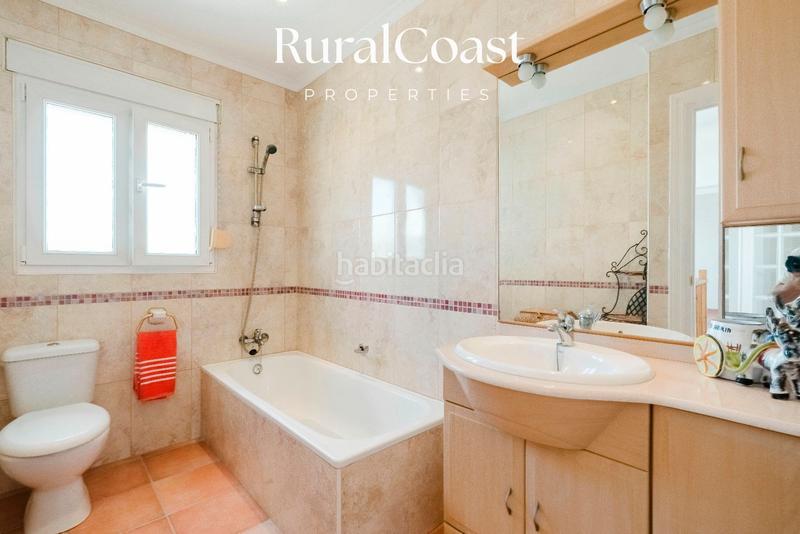 Foto f047b68f-e205-4b36-a292-ba52d2ea0fa4. Chalet  independiente, 937m2 parcela, 5 habitaciones , 3 baños, piscina, vistas al mar en Campello (el)