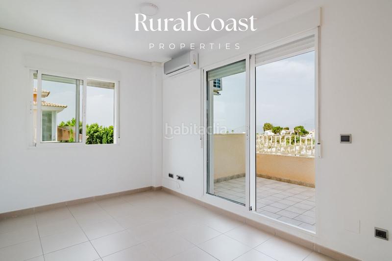 Foto 16eeb54d-b459-4b25-9990-2cad4caf3775. Chalet  independiente, 891m2 parcela, 3 habitaciones, 2 baños completos, aseo, piscina, aire acondicionado. en Busot