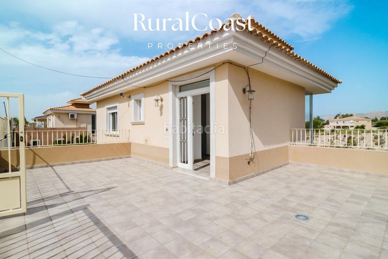 Foto 2cc46a54-edfa-4e79-86a6-72d28f43fb8d. Chalet  independiente, 891m2 parcela, 3 habitaciones, 2 baños completos, aseo, piscina, aire acondicionado. en Busot