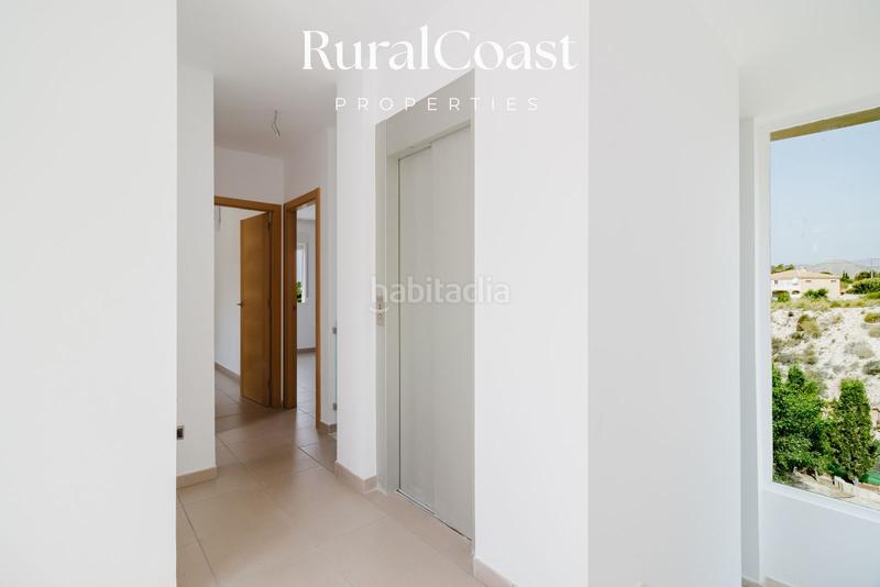 Foto 34c6a125-ff6d-49e3-b371-e9a4af0ba2b3. Chalet  independiente, 891m2 parcela, 3 habitaciones, 2 baños completos, aseo, piscina, aire acondicionado. en Busot