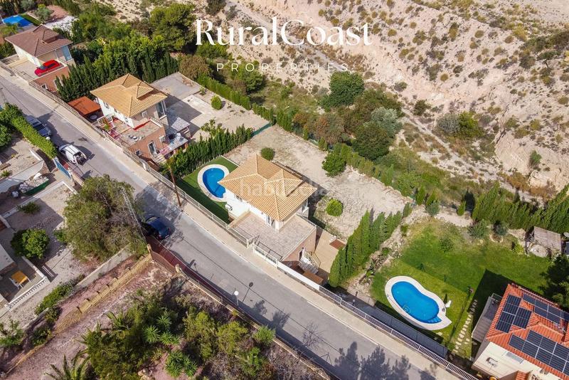 Foto 4daa1fc9-0468-42e6-aa63-322a61df627f. Chalet  independiente, 891m2 parcela, 3 habitaciones, 2 baños completos, aseo, piscina, aire acondicionado. en Busot