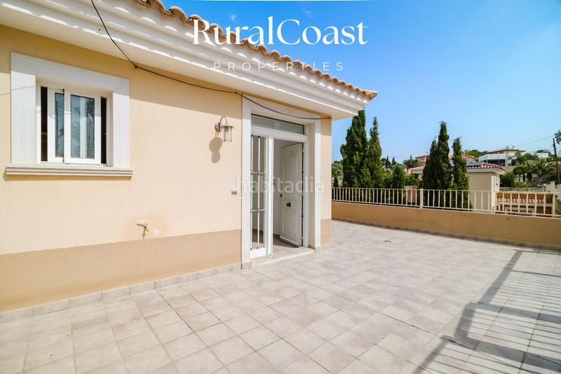 Foto 4ecb45f4-a88e-43d1-9356-52dfa1270277. Chalet  independiente, 891m2 parcela, 3 habitaciones, 2 baños completos, aseo, piscina, aire acondicionado. en Busot