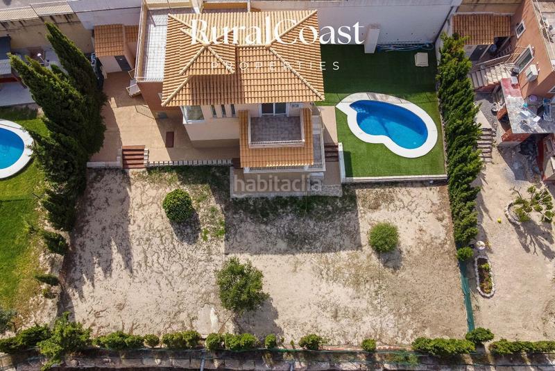 Foto 5286b2ea-f518-4897-80a0-6ad9f7cbb0d4. Chalet  independiente, 891m2 parcela, 3 habitaciones, 2 baños completos, aseo, piscina, aire acondicionado. en Busot