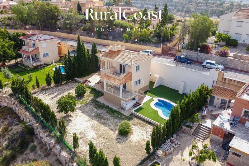 Foto 55f3f5b9-f348-4d29-a5a7-420a760530c4. Chalet  independiente, 891m2 parcela, 3 habitaciones, 2 baños completos, aseo, piscina, aire acondicionado. en Busot