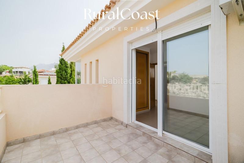 Foto 67ea7294-a41c-4028-9cfa-70a04e9c5ce2. Chalet  independiente, 891m2 parcela, 3 habitaciones, 2 baños completos, aseo, piscina, aire acondicionado. en Busot