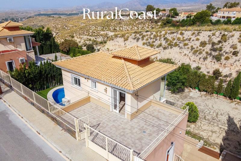 Foto cea7c187-b70d-4f34-9be0-b25ebdeac1be. Chalet  independiente, 891m2 parcela, 3 habitaciones, 2 baños completos, aseo, piscina, aire acondicionado. en Busot