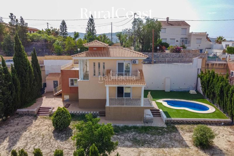 Foto d4243c98-cb57-4ae2-ba75-5af6ef8dd118. Chalet  independiente, 891m2 parcela, 3 habitaciones, 2 baños completos, aseo, piscina, aire acondicionado. en Busot