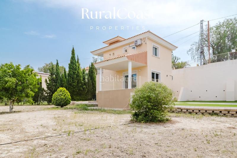 Foto da4590e9-0a5f-4d5c-95be-e65da4a493c9. Chalet  independiente, 891m2 parcela, 3 habitaciones, 2 baños completos, aseo, piscina, aire acondicionado. en Busot