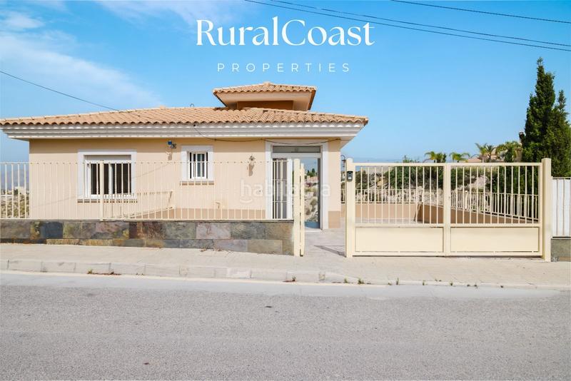 Foto e9bc48d9-6f61-4677-80b6-709cff7e090d. Chalet  independiente, 891m2 parcela, 3 habitaciones, 2 baños completos, aseo, piscina, aire acondicionado. en Busot