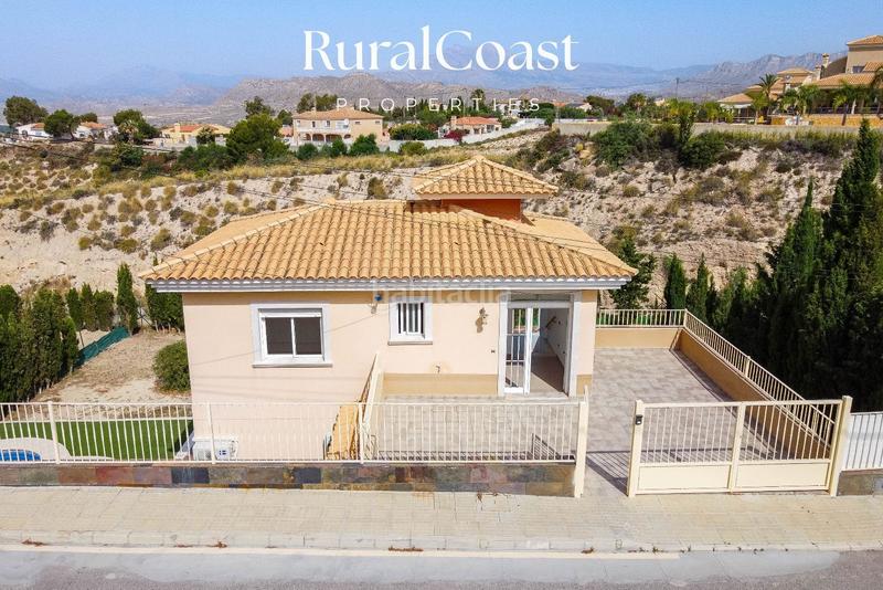 Foto f551124d-5b48-4bbf-b4eb-d4ffd46d76fd. Chalet  independiente, 891m2 parcela, 3 habitaciones, 2 baños completos, aseo, piscina, aire acondicionado. en Busot