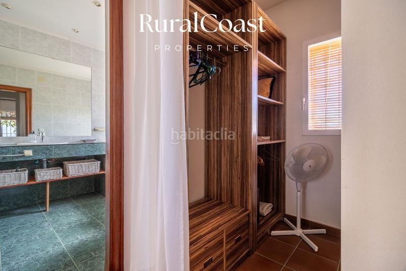 Foto 9f8d1379-9b62-4db6-b6b8-fbd9df637686. Chalet  independiente, 350 m2, 4 hab. y 3 baños, piscina, calefacción gas butano. en Busot