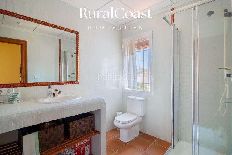 Foto abdd7ea2-d09d-4ff2-ace9-d6b7f154b611. Chalet  independiente, 350 m2, 4 hab. y 3 baños, piscina, calefacción gas butano. en Busot
