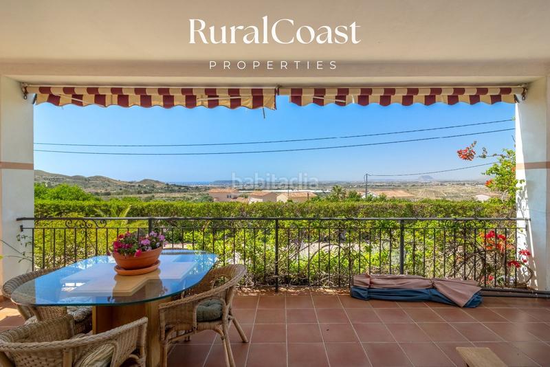Foto ad276c63-b9ca-461a-ba9b-483051c3d6f8. Chalet  independiente, 350 m2, 4 hab. y 3 baños, piscina, calefacción gas butano. en Busot