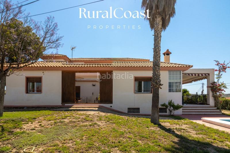 Foto af5c249d-a6c1-4891-971d-2053854514af. Chalet  independiente, 350 m2, 4 hab. y 3 baños, piscina, calefacción gas butano. en Busot
